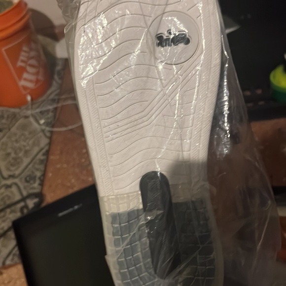 Coach size 9 stylish high top sneakers. - Picture 5 of 13